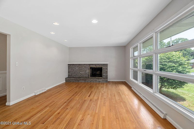 4th image of 7 Crommelin Drive