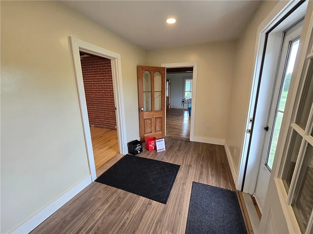 4 bed, 1.0 bath, 1888 sqft, $2,500 — Photo 3