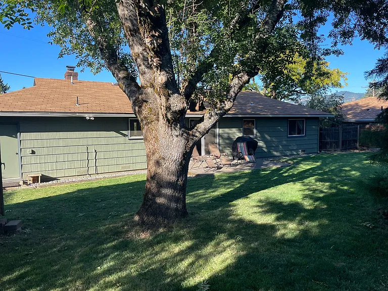 1713 Eugene St — Photo 28