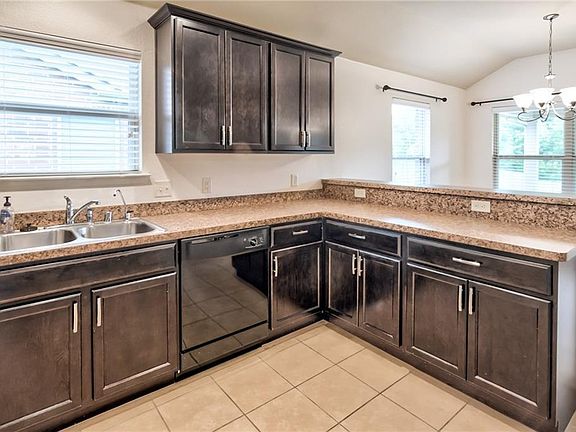 4th image of 1818 Pecan Grove Dr