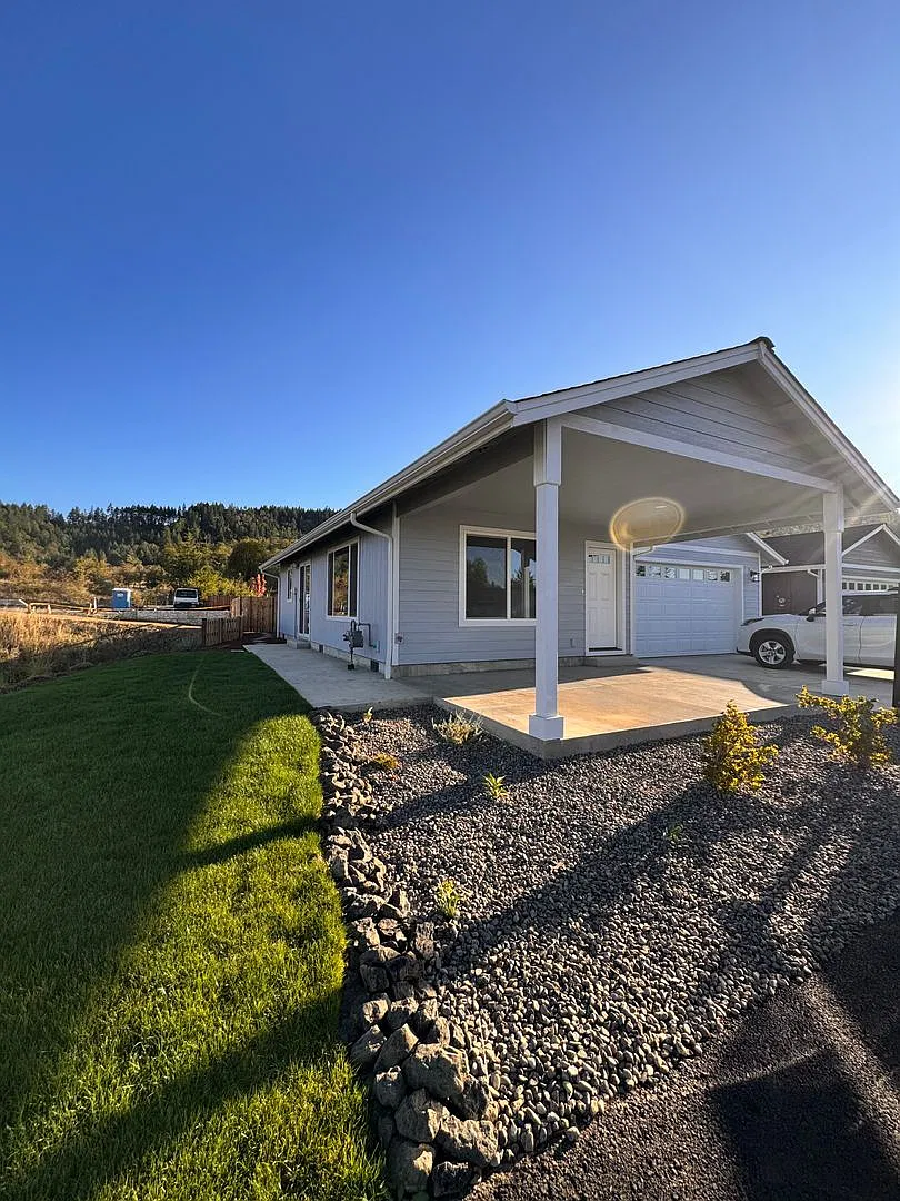 Brand new 3 bedroom 2 bath Sutherlin home with garage — Photo 1