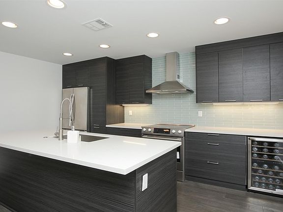 5th image of 1410 Hyde Park Blvd #108