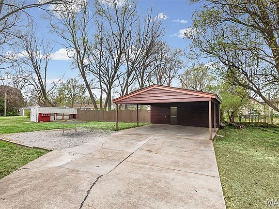 4th image of 717 Royal Heights Rd