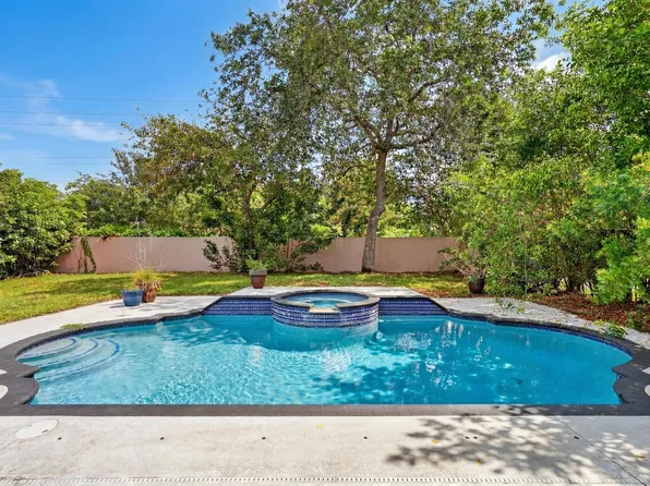 10749 Nashville Dr, Hollywood, FL 33026