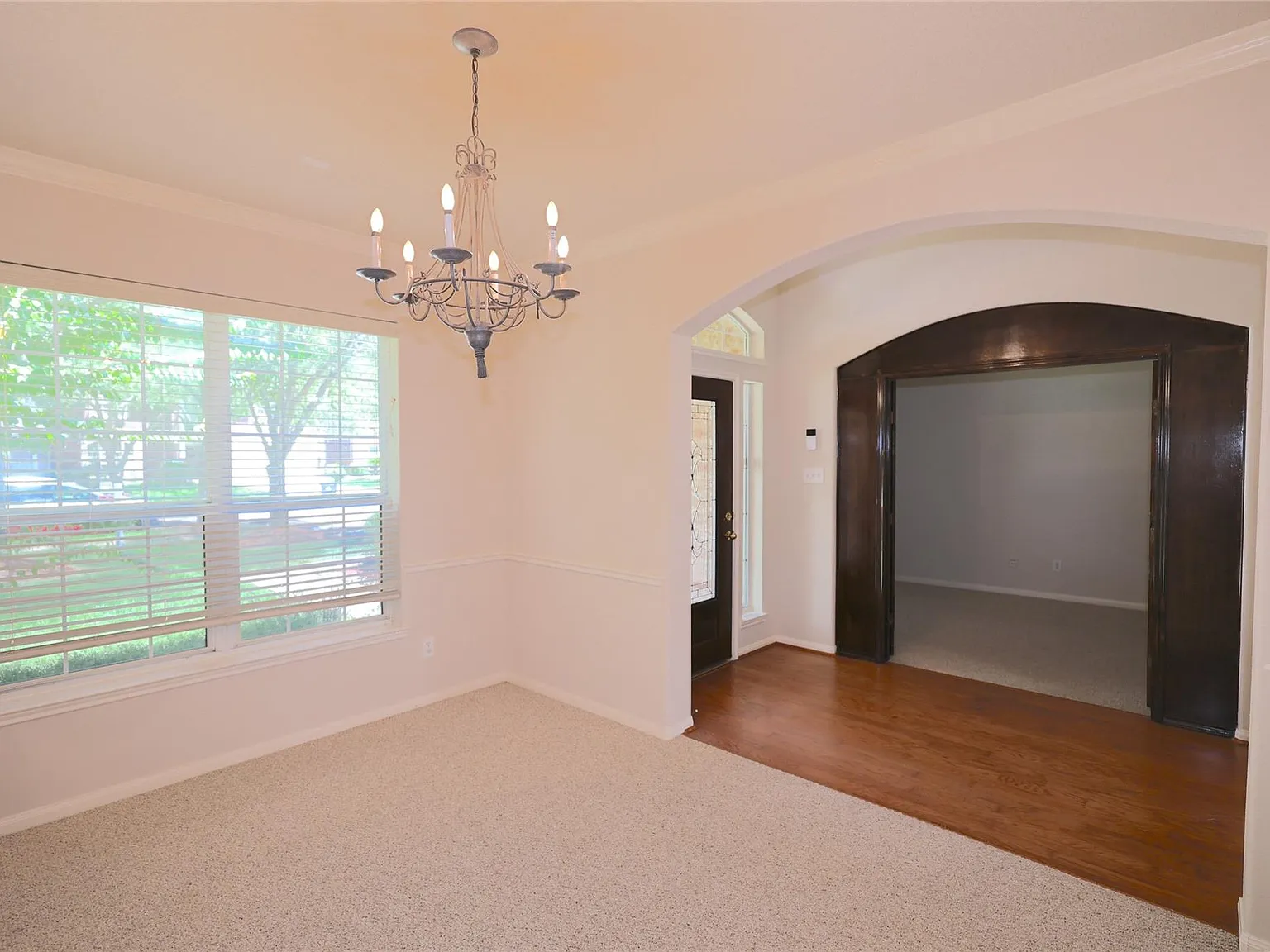 5 bed, 2.5 bath, 3262 sqft, $3,400 — Photo 2