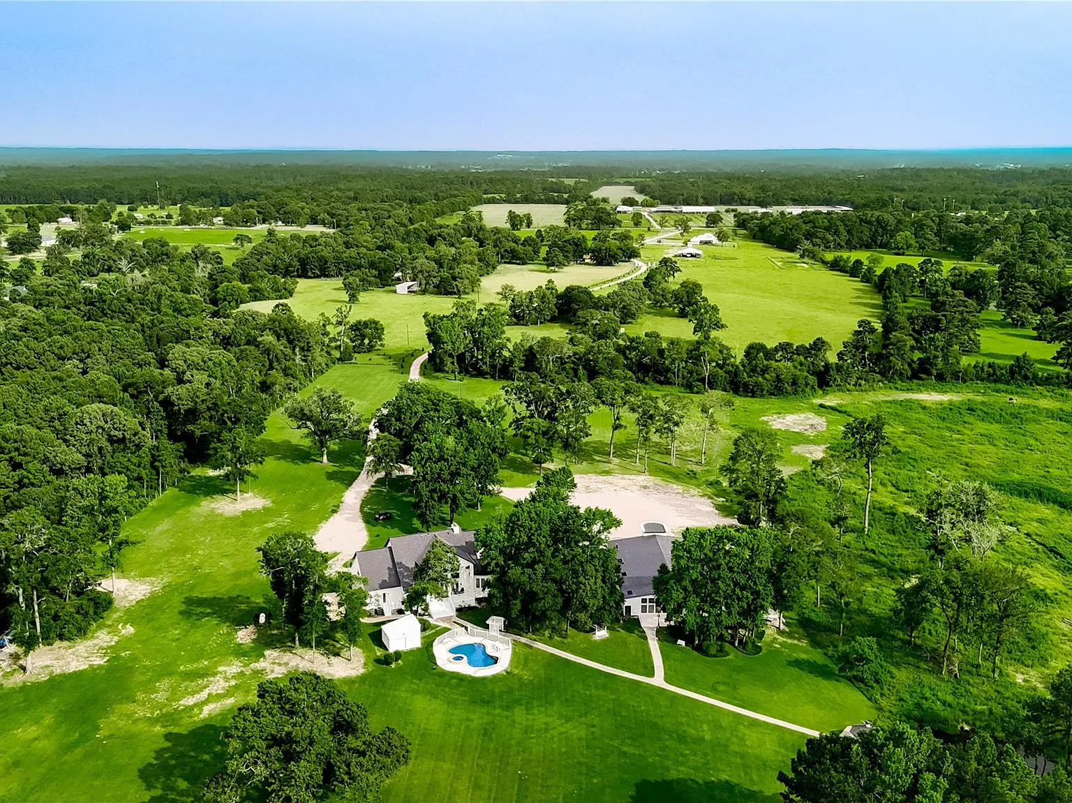 6 bed, 5.5 bath, 5606 sqft, $27,000 — Photo 3