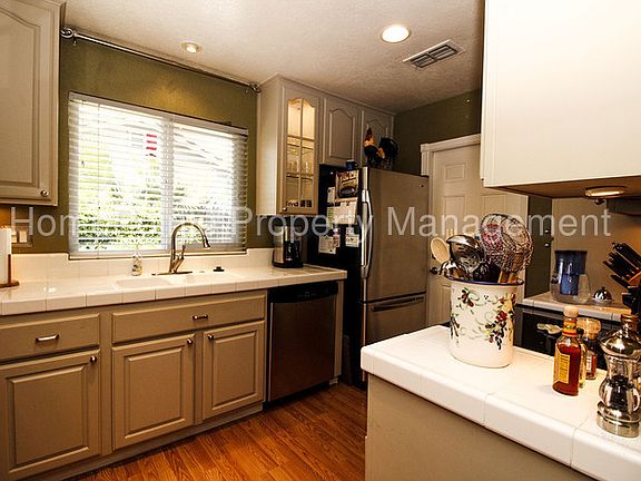 4th image of 413 Willow Creek Dr