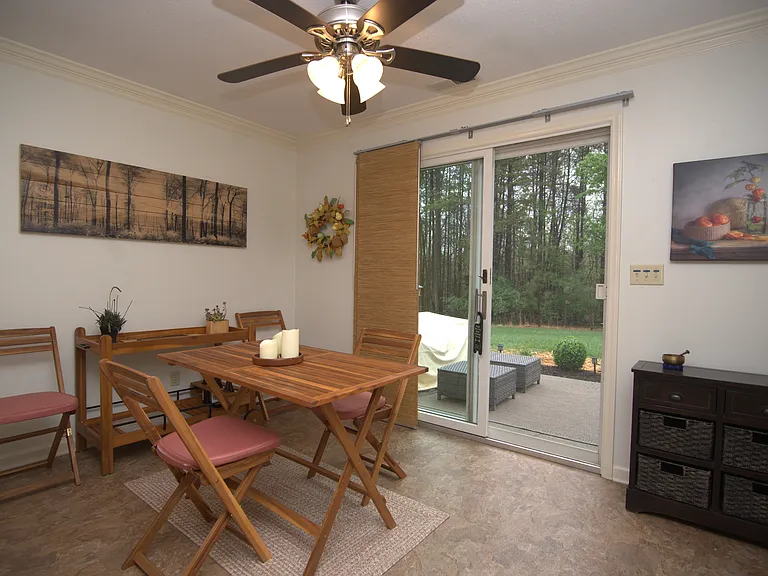Dining Area
12' x 10'