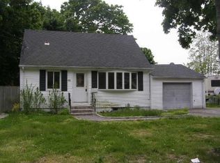 10 E Walnut St, Central Islip, NY 11722
