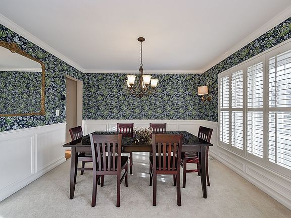 5th image of 676 E Thornwood Dr