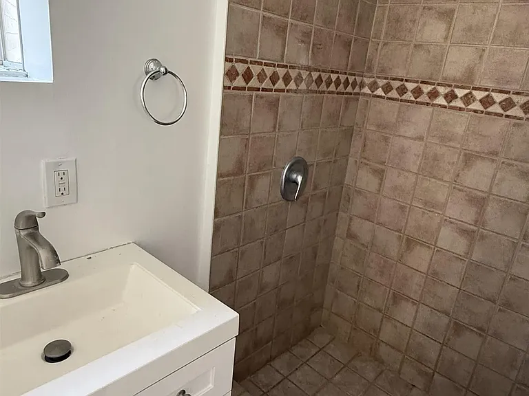 950 Stratford Ct — Photo 15