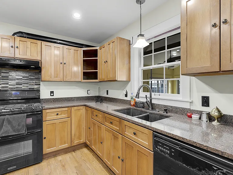 13 Andrew Ave — Photo 18