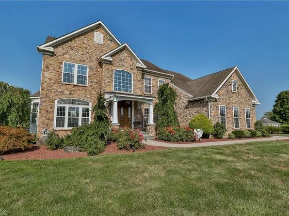 355 Truman Ln, Bethlehem, PA 18020