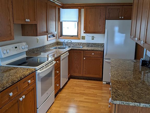5th image of 3020 Center Lake Dr