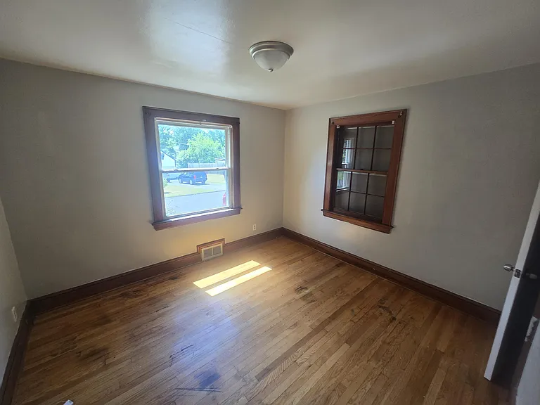 2205 Larchwood St NE — Photo 6
