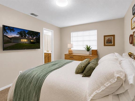 4th image of 1733 Larkin Rd