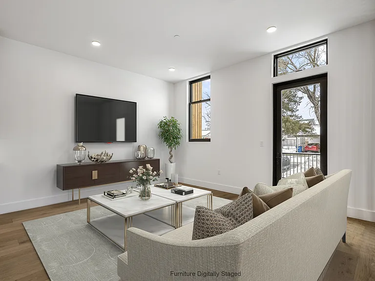 905 SE 4th St #114 — Photo 3