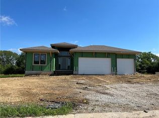 2118 SW Red Barn Ln, Raymore, MO 64083
