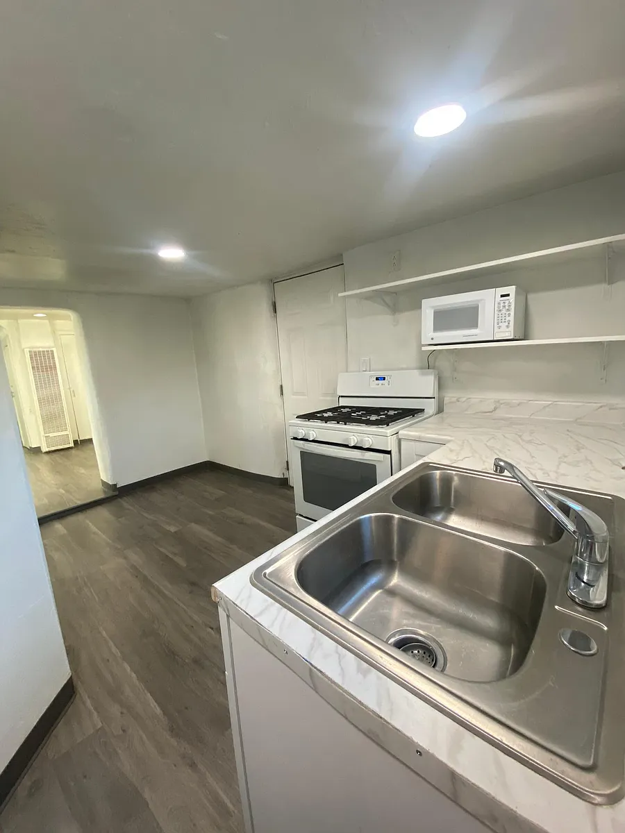 Kitchen - 318 Santa Fe Ave SW #B