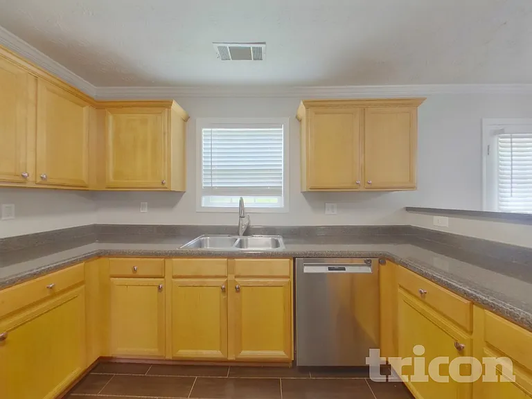 315 Avonlea Dr — Photo 5