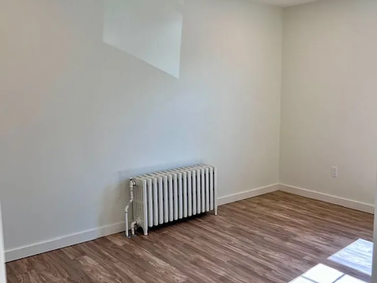 549 Albany Ave — Photo 12