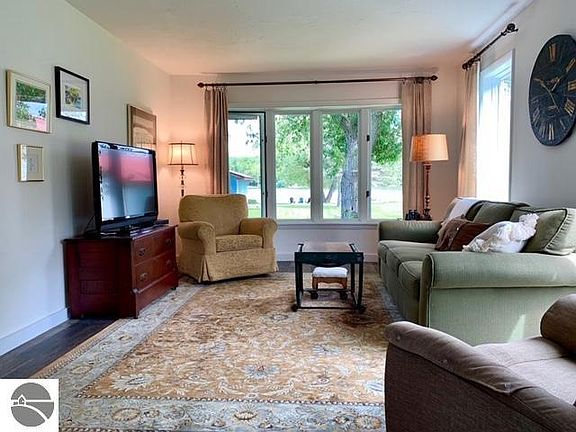 5th image of 898 W Intermediate Lake Dr