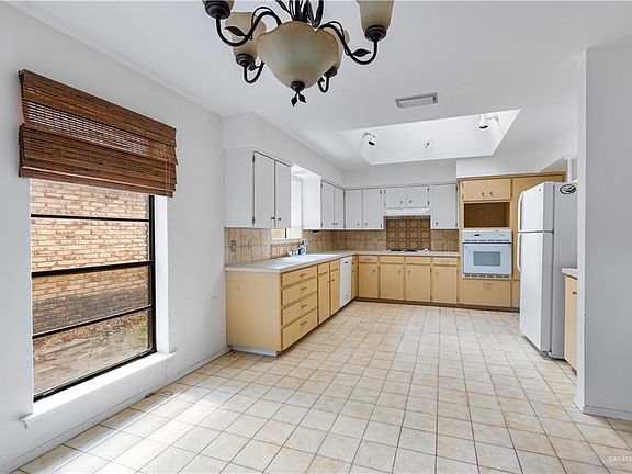 3rd image of 411 Zinnia Ave
