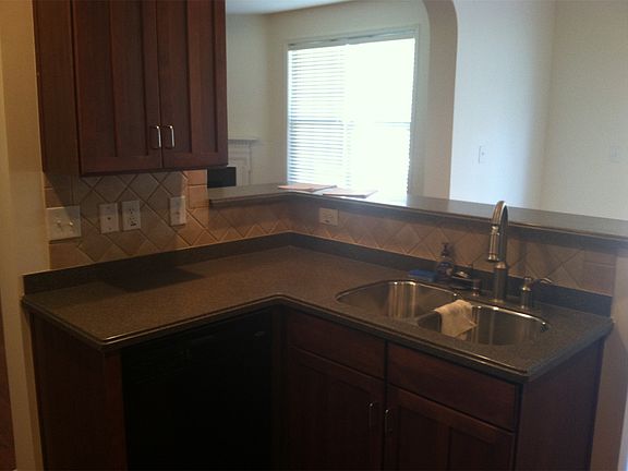 3rd image of 905 Parkland Pl