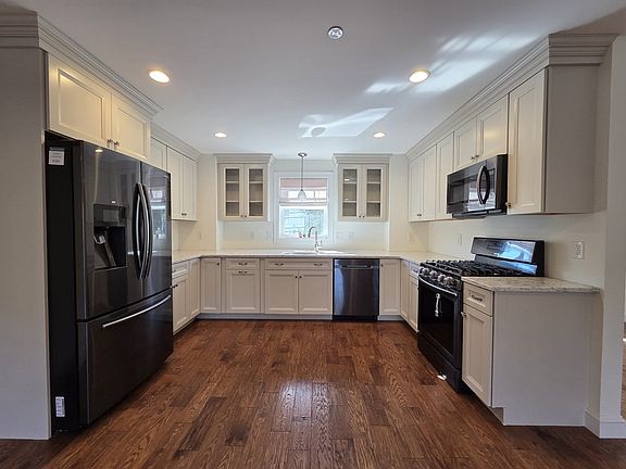 5th image of 219 Main St #1