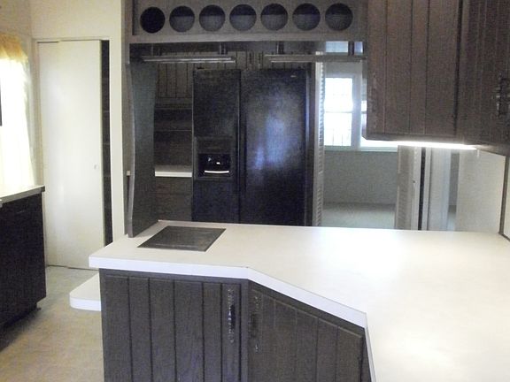 Lots of Kitchen Prep Space