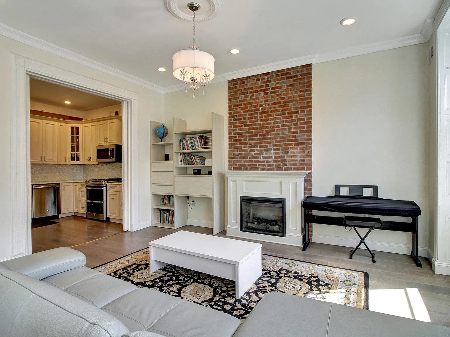 3 bed, 2.0 bath, 1350 sqft, $5,800 — Photo 4