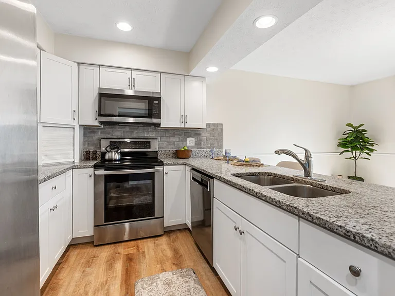 Kitchen w /appliances