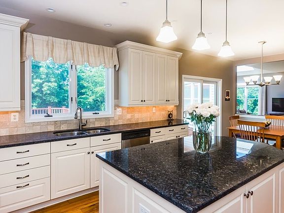 4th image of 141 Dorset Cir