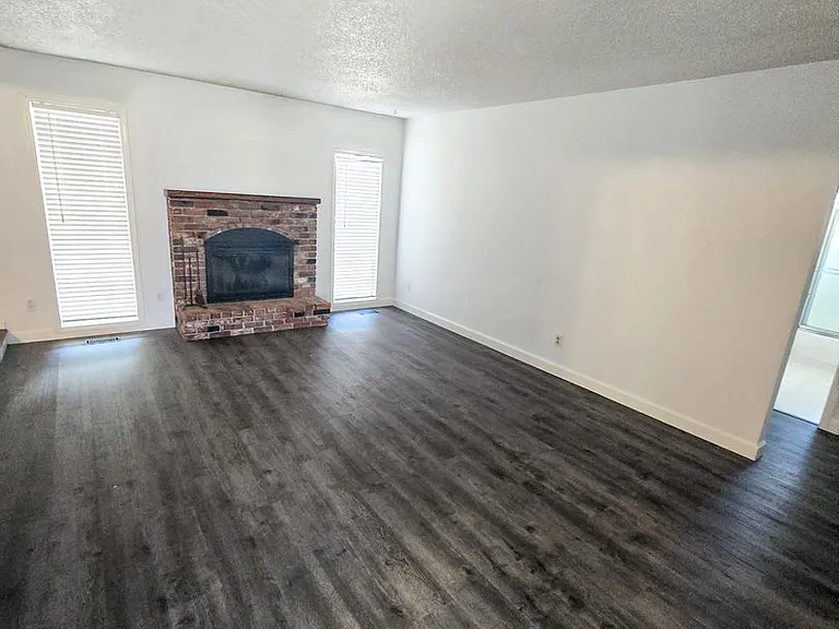 11613 Pacific Ct NE — Photo 5