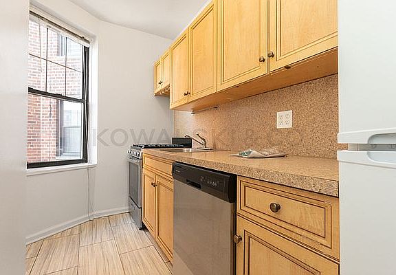 5th image of 290 6th Ave APT 4A