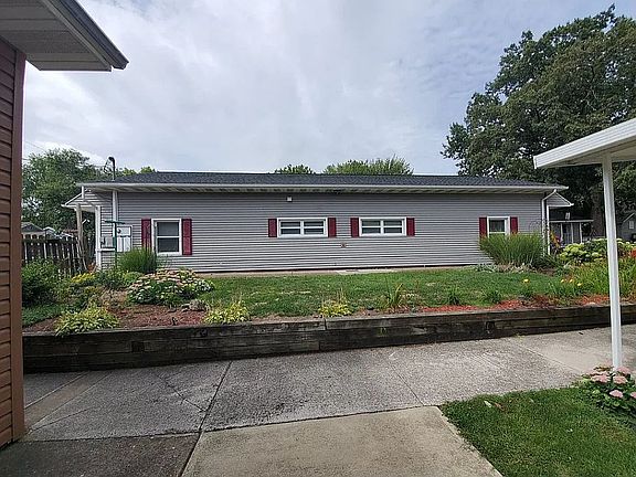 4th image of 5865 E Plum St