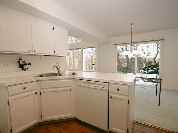 3rd image of 1331 Summersweet Ln