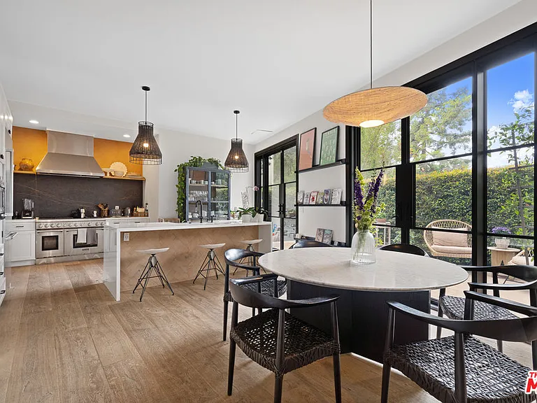 2065 Watsonia Ter — Photo 1