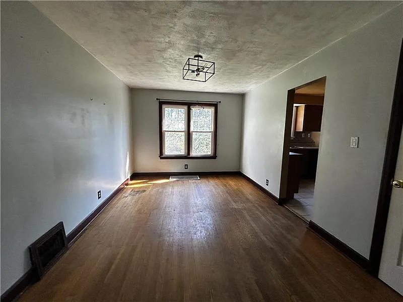 3 bed, $1,300 — Photo 4