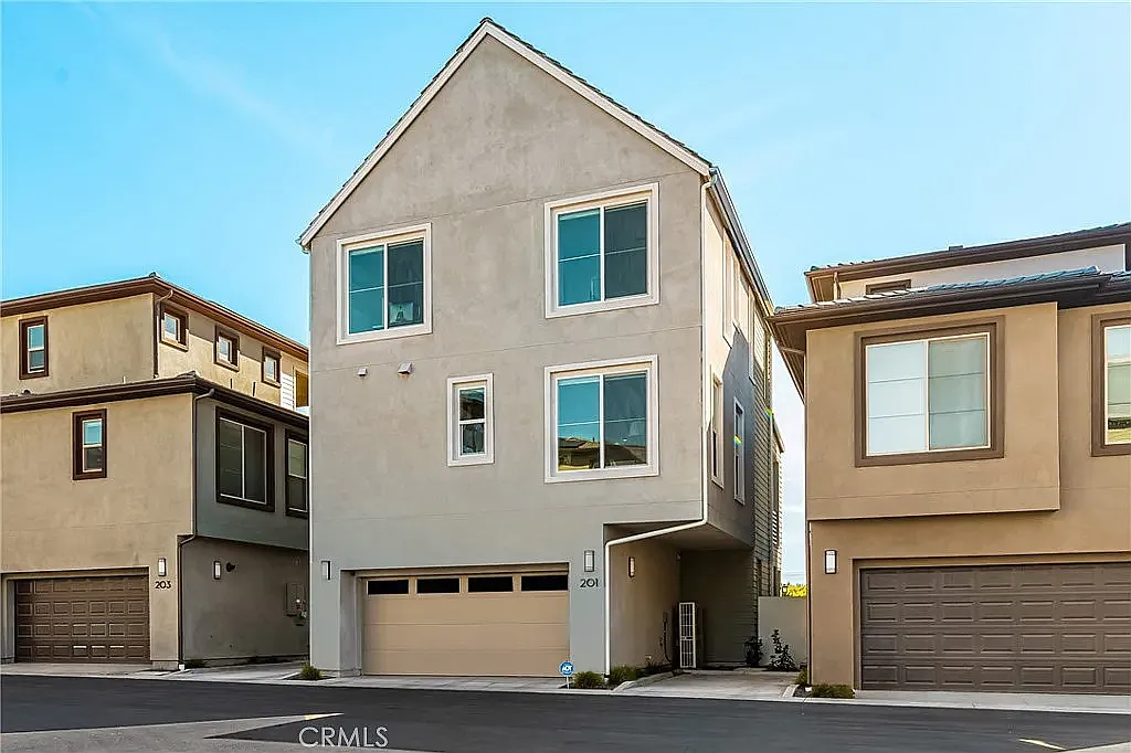 4 bed, 3.5 bath, 2246 sqft, $5,995 — Photo 3