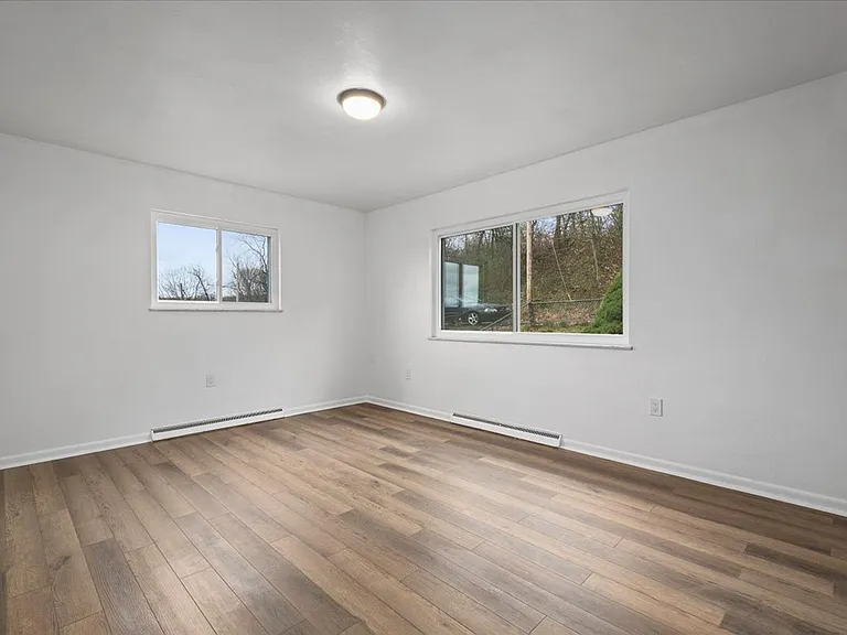 1303 Cloverdale St — Photo 9