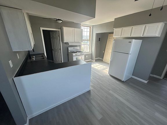 5th image of 910 Monroe St