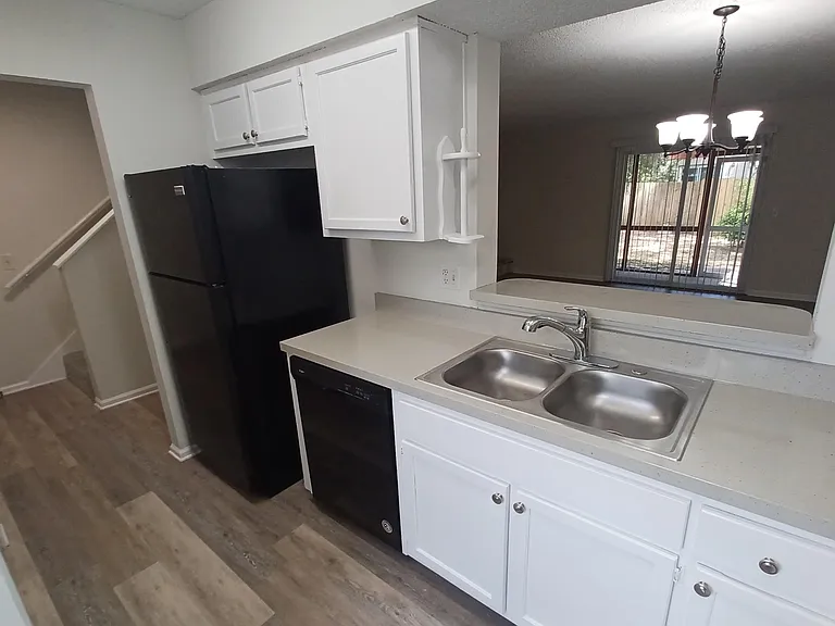1201 Douglas St #4 — Photo 9