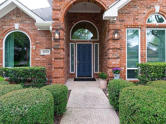 Inviting front porch!