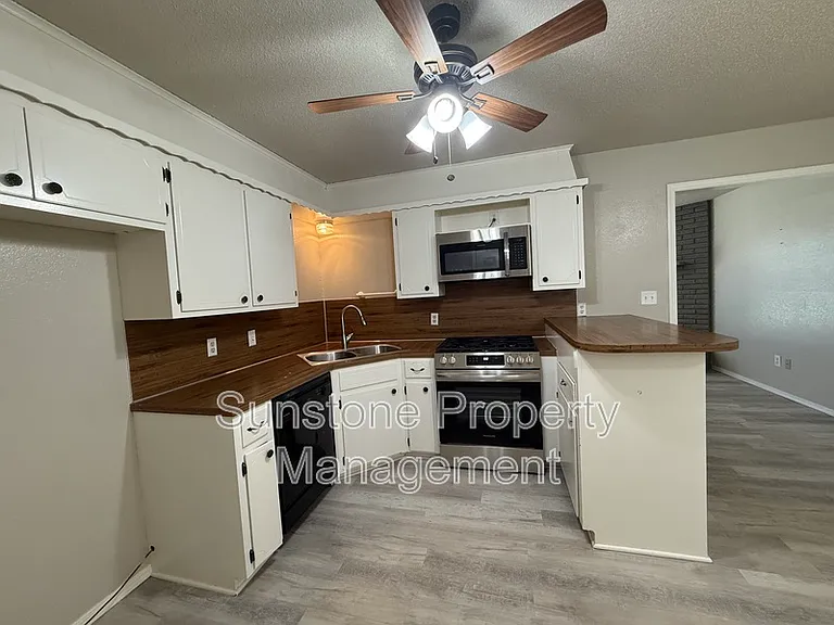 308 W Austin St — Photo 6