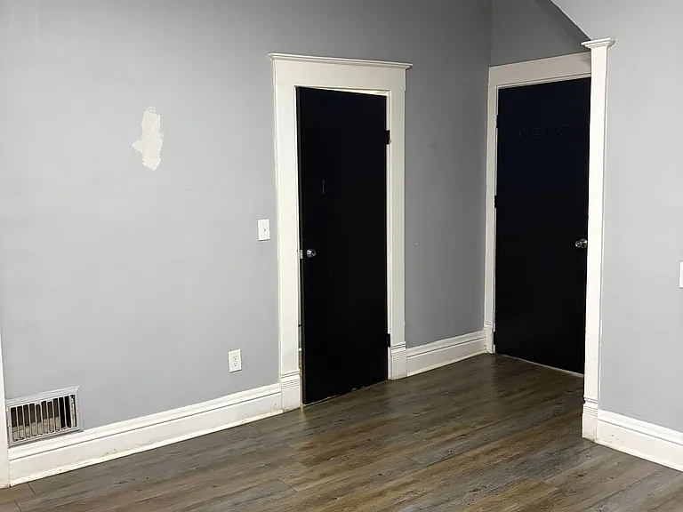 724 W Elm St — Photo 12