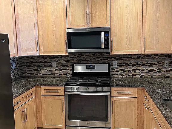 3rd image of 1031 Halifax Pl
