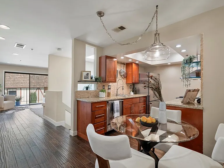 885 Jordan Ave — Photo 3