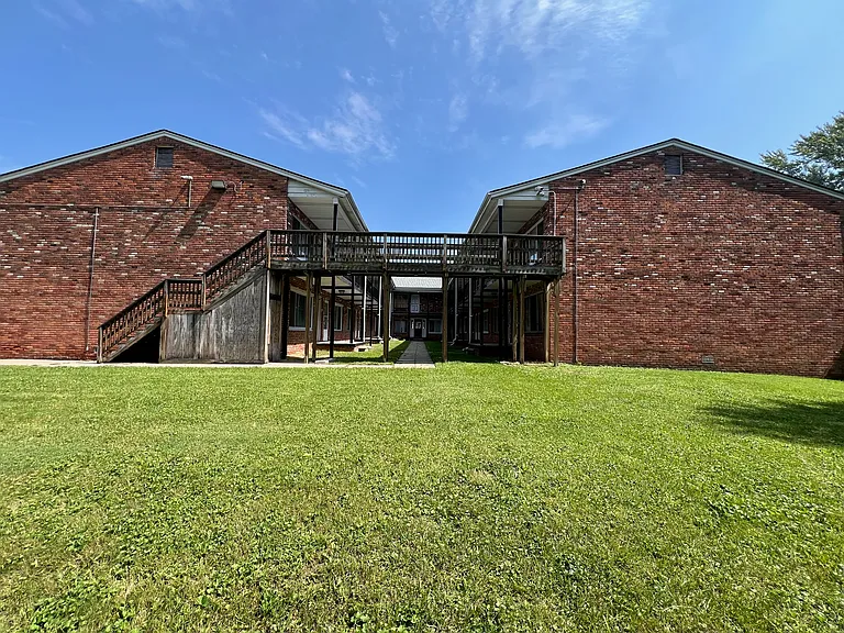 Colonial Manor — Photo 10
