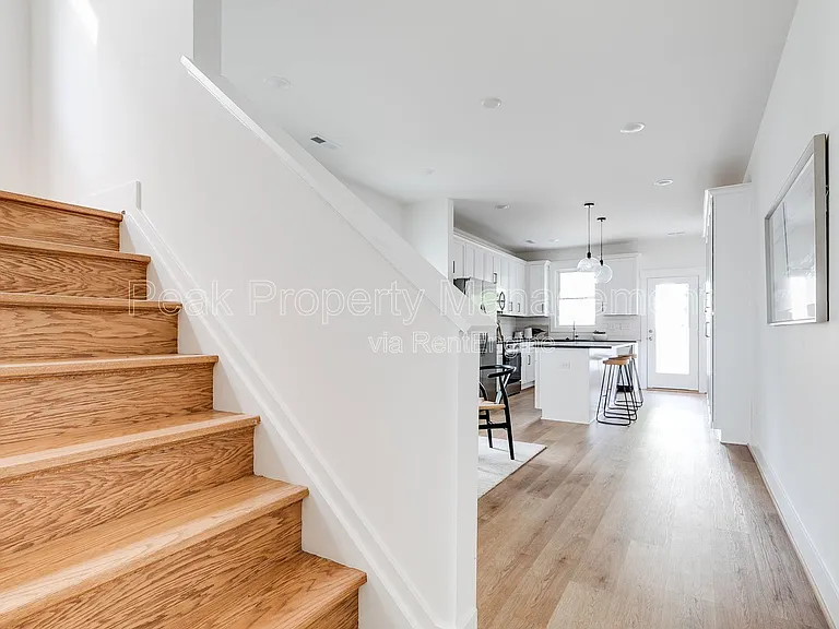 211 E 15th St — Photo 14